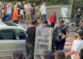 Protesta para Parlamentit, qytetarët sulmojnë me vezë makinën e deputetes Gjuzi