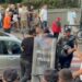 Protesta para Parlamentit, qytetarët sulmojnë me vezë makinën e deputetes Gjuzi