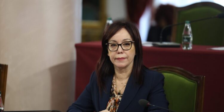 “Ministrja kopjace” në krye të Shëndetësisë? Diploma e Klodiana Spahiut përballet me akuza për plagjiaturë