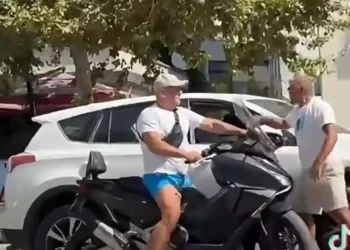 VIDEO/ Dhunohet në mes të rrugës shefi i komisariatit të Krujës