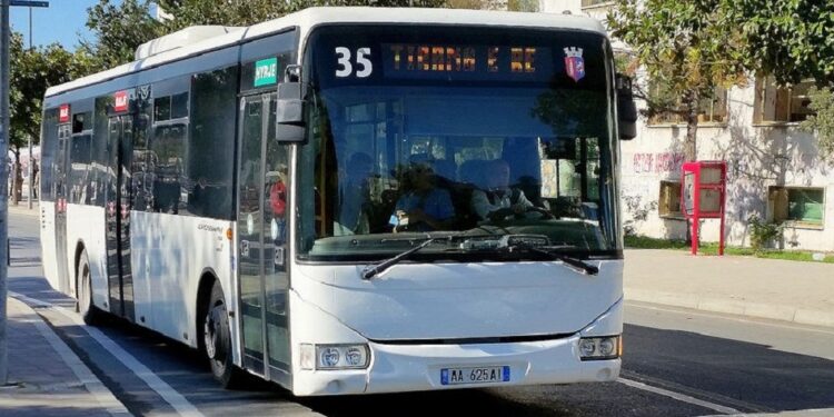 Transporti urban i rikthehet normalitetit, qeveria premton subvencionimin e naftës