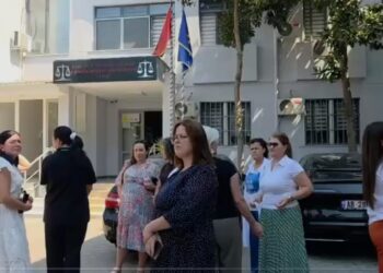 Ngërçi i pagave përshkallëzon bojkotin në gjykata, protestë në Fier, Lushnjë dhe Vlorë