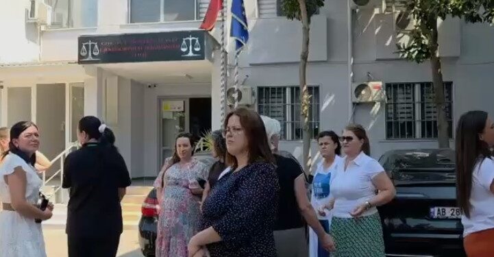 Ngërçi i pagave përshkallëzon bojkotin në gjykata, protestë në Fier, Lushnjë dhe Vlorë
