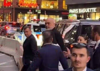 “O mafia”, Shqiptarët qëllojnë me vezë Edi Ramën në SHBA