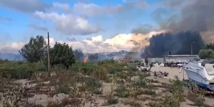 Dogji mbeturinat, banori në Durrës i vë flakën lagjes 13, zjarri pranë banesave