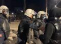 Të rinjtë u japin dorën dhe ujë policëve, ndërhyn shefi: Nuk kanë nevojë!