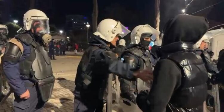 Të rinjtë u japin dorën dhe ujë policëve, ndërhyn shefi: Nuk kanë nevojë!