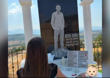  Motra e Renis Dobrës rrëqeth me dedikimin për vëllanë e vrarë