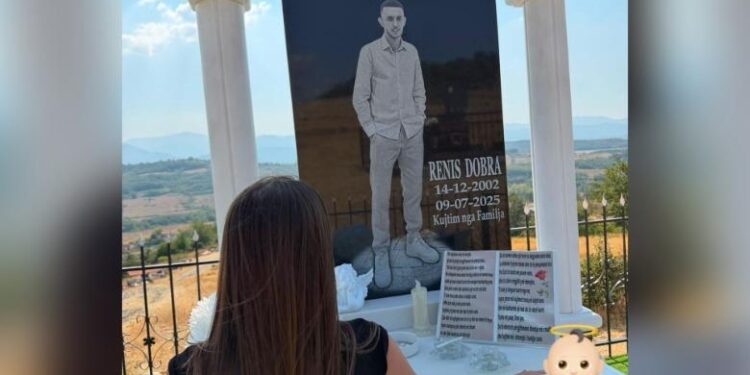  Motra e Renis Dobrës rrëqeth me dedikimin për vëllanë e vrarë