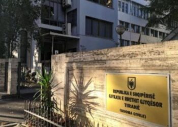 U arrestuan pasi goditën me vezë makinën e Ramës, lirohet Edison Lika dhe Fatjon Rrapaj