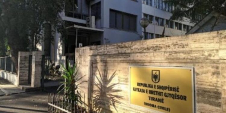 U arrestuan pasi goditën me vezë makinën e Ramës, lirohet Edison Lika dhe Fatjon Rrapaj