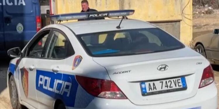 Të armatosur dhe të maskuar si policë, 5 persona grabisin një banesë në Elbasan