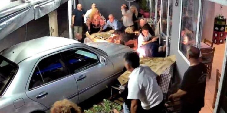 Përplasi makinën brenda lokalit në Selanik, lirohet me kusht shoferi shqiptar