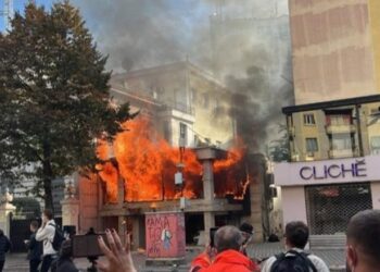 Tirana nën tension, bankat mbyllin 33 degë dhe shkurtojnë orarin në 27 të tjera