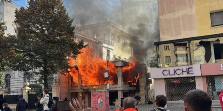 Tirana nën tension, bankat mbyllin 33 degë dhe shkurtojnë orarin në 27 të tjera