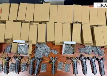 Arrestohet 23-vjeçari që shiste llastiqe dhe sfera metalike, zbulohet magazina me 239 dronë dhe pajisje të dyshimta