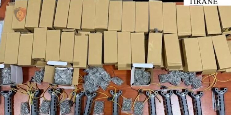 Arrestohet 23-vjeçari që shiste llastiqe dhe sfera metalike, zbulohet magazina me 239 dronë dhe pajisje të dyshimta