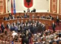 Pas studentëve, PS i frikësohet edhe opozitës, kërkon përjashtimin e 20 deputetëve
