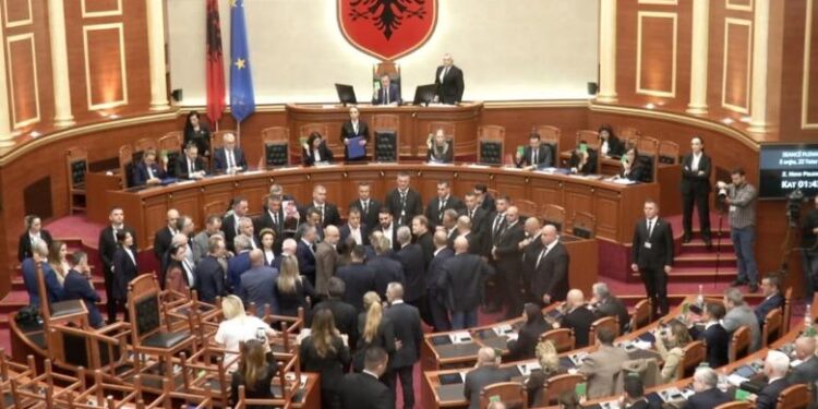 Pas studentëve, PS i frikësohet edhe opozitës, kërkon përjashtimin e 20 deputetëve