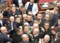 Kaos në Kuvend, opozita bllokon foltoren dhe përmbys karriget, mazhoranca vijon votimin