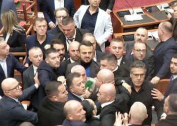 Kaos në Kuvend, opozita bllokon foltoren dhe përmbys karriget, mazhoranca vijon votimin
