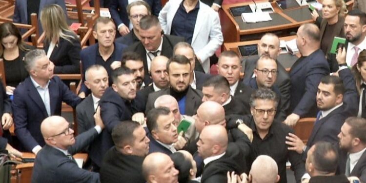 Kaos në Kuvend, opozita bllokon foltoren dhe përmbys karriget, mazhoranca vijon votimin