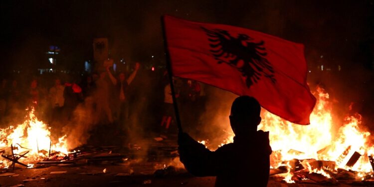 Studentët në protestë kundër qeverisë “Rama”/ REL: Çfarë kërkojnë dhe pse u përshkallëzua situata?