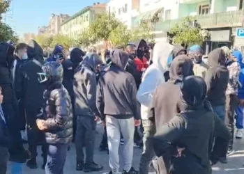 “Çohuni nga kafja”/ Nis protesta edhe në Elbasan, të rinjtë marshojnë në bulevard