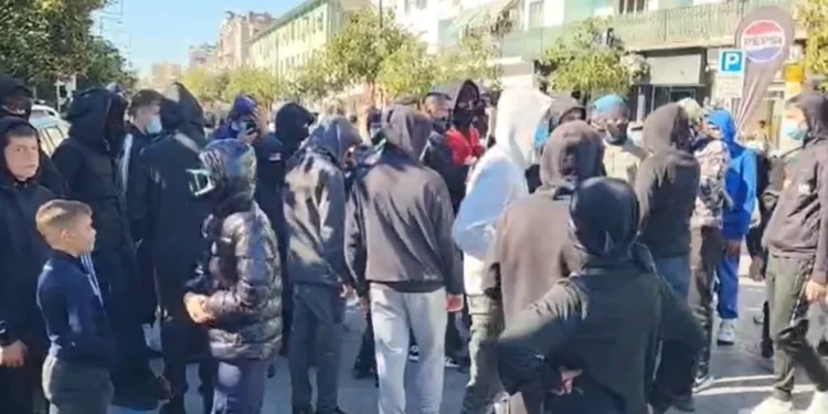 “Çohuni nga kafja”/ Nis protesta edhe në Elbasan, të rinjtë marshojnë në bulevard