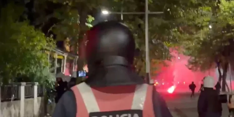 “Ik nga këtu se t’i qerrova sytë”, momenti kur efektivi kërcënon gazetaren – VIDEO
