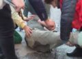 Një protestues humb ndjenjat nga gazi lotsjellës, ambulanca nuk ka mbërritur ende