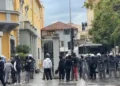 Nis grumbullimi i protestuesve para Ministrisë së Arsimit, policia në gatishmëri
