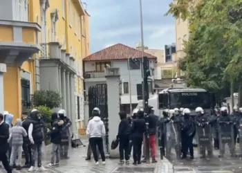 Nis grumbullimi i protestuesve para Ministrisë së Arsimit, policia në gatishmëri