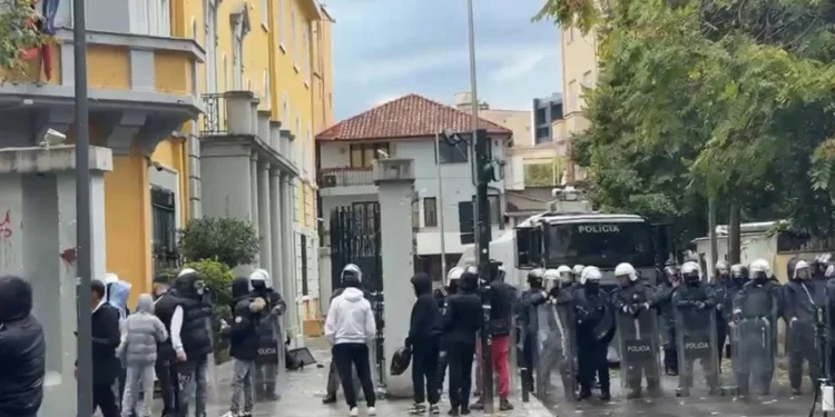 Nis grumbullimi i protestuesve para Ministrisë së Arsimit, policia në gatishmëri