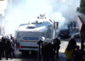 Policia hedh ujë drejt studentëve, nuk ndalet revolta e të rinjve! Bllokojnë rrugën me kazanë dhe kangjella