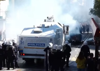 Policia hedh ujë drejt studentëve, nuk ndalet revolta e të rinjve! Bllokojnë rrugën me kazanë dhe kangjella