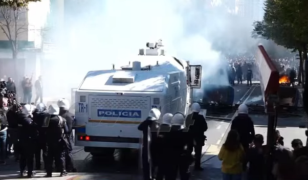 Policia hedh ujë drejt studentëve, nuk ndalet revolta e të rinjve! Bllokojnë rrugën me kazanë dhe kangjella