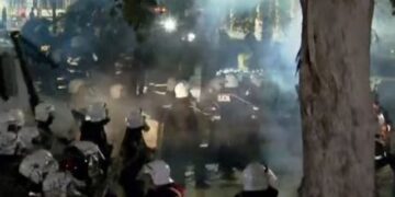 Tensione në selinë e PD-së, persona të maskuar hyjnë brenda dhe sulmojnë godinën