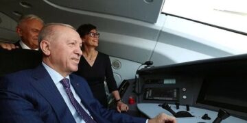 “A di t’a drejtosh edhe helikopterin?”/ Momenti viral mes Erdogan dhe komisioneres së BE-së