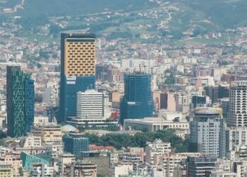 Nga 100 euro te kullat 23-katëshe, kompanitë “fantazmë” që po marrin leje ndërtimi në Tiranë