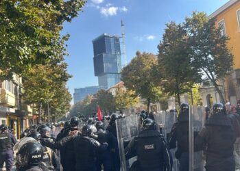 Vijojnë protestat në Tiranë, mijëra qytetarë në rrugë dhe forca të shtuara policore në terren