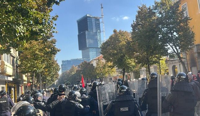 Vijojnë protestat në Tiranë, mijëra qytetarë në rrugë dhe forca të shtuara policore në terren