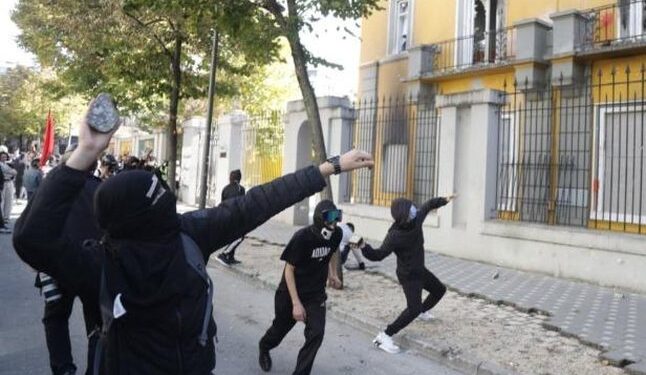Tiranë/ 57 protestues para gjykatës për masën e sigurisë, 28 të arrestuar u liruan dje me detyrim paraqitje