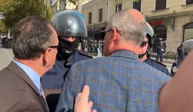 Policia bllokon rrugën drejt Kuvendit, pedagogët kërkojnë t’u bashkohen studentëve në protestë