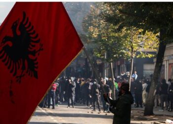 Në orën 10:00, pedagogët protestojnë para Universitetit Politeknik në mbështetje të studentëve