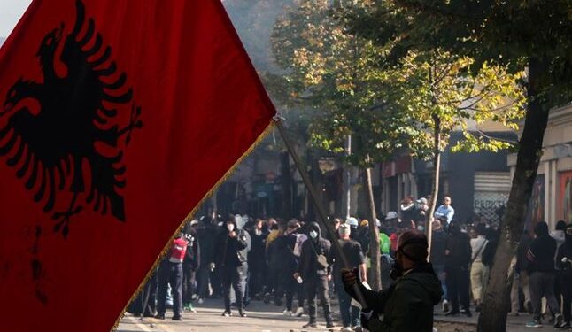 Në orën 10:00, pedagogët protestojnë para Universitetit Politeknik në mbështetje të studentëve