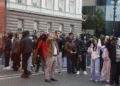 Tre të lënduar në Traumë, mes tyre një efektiv policie, një protestues vijon i shtruar