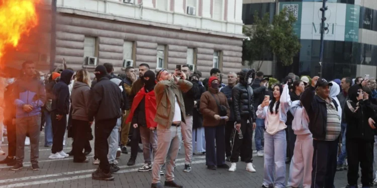 Tre të lënduar në Traumë, mes tyre një efektiv policie, një protestues vijon i shtruar