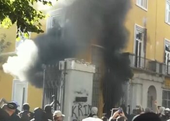Hidhet molotov te Ministria e Arsimit, godina në flakë