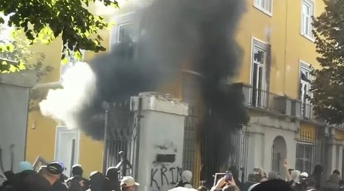 Hidhet molotov te Ministria e Arsimit, godina në flakë